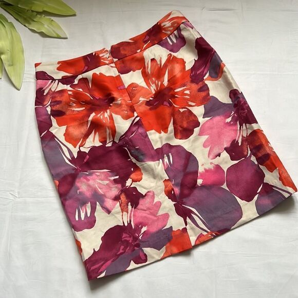 ⭐️LOFT Floral Silk Cotton Blend Watercolor Pencil Skirt⭐️ - Picture 4 of 6
